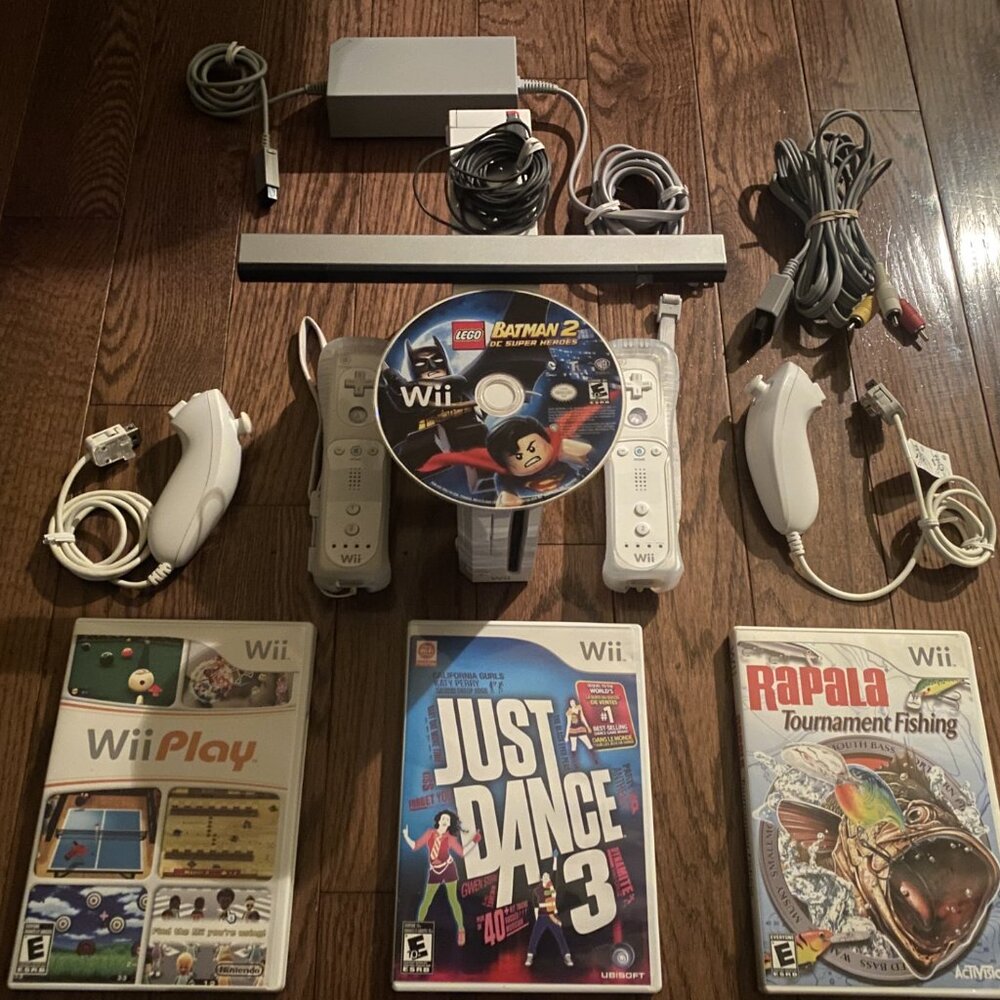 WII Console Bundle 2 Controllers, 2 Nunchchucks & Games-GameCube Compatible